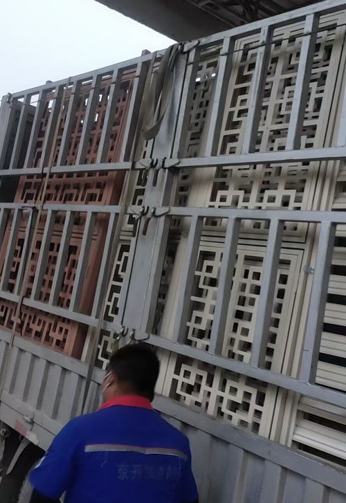 铝单板百叶窗装车发货